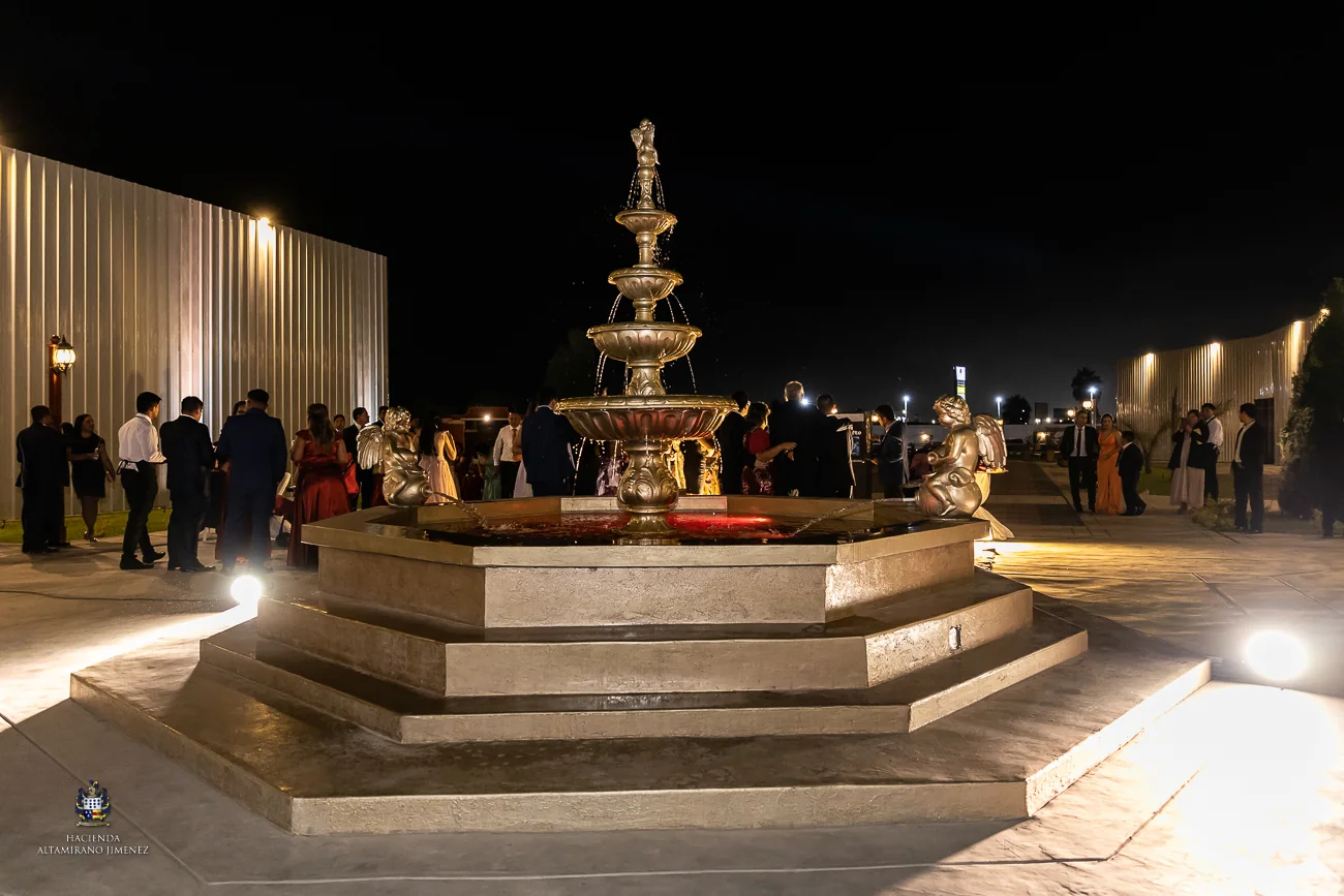 Fuente iluminada en el patio del lugar de celebración
