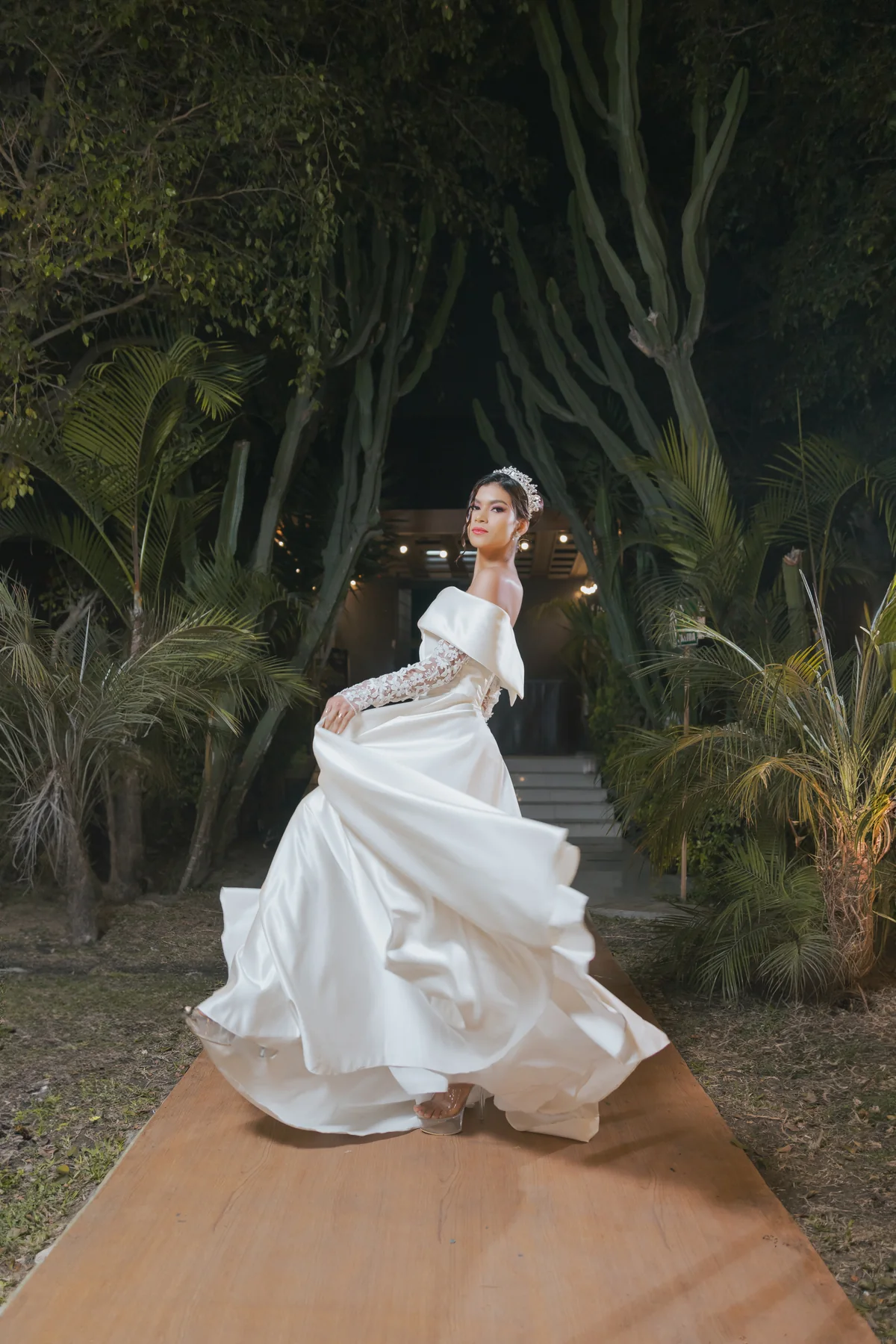 Novia en exterior sosteniendo la falda de su vestido