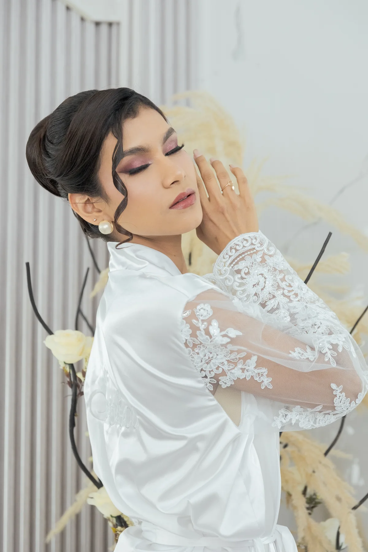 Retrato cercano de la novia con las manos junto al rostro