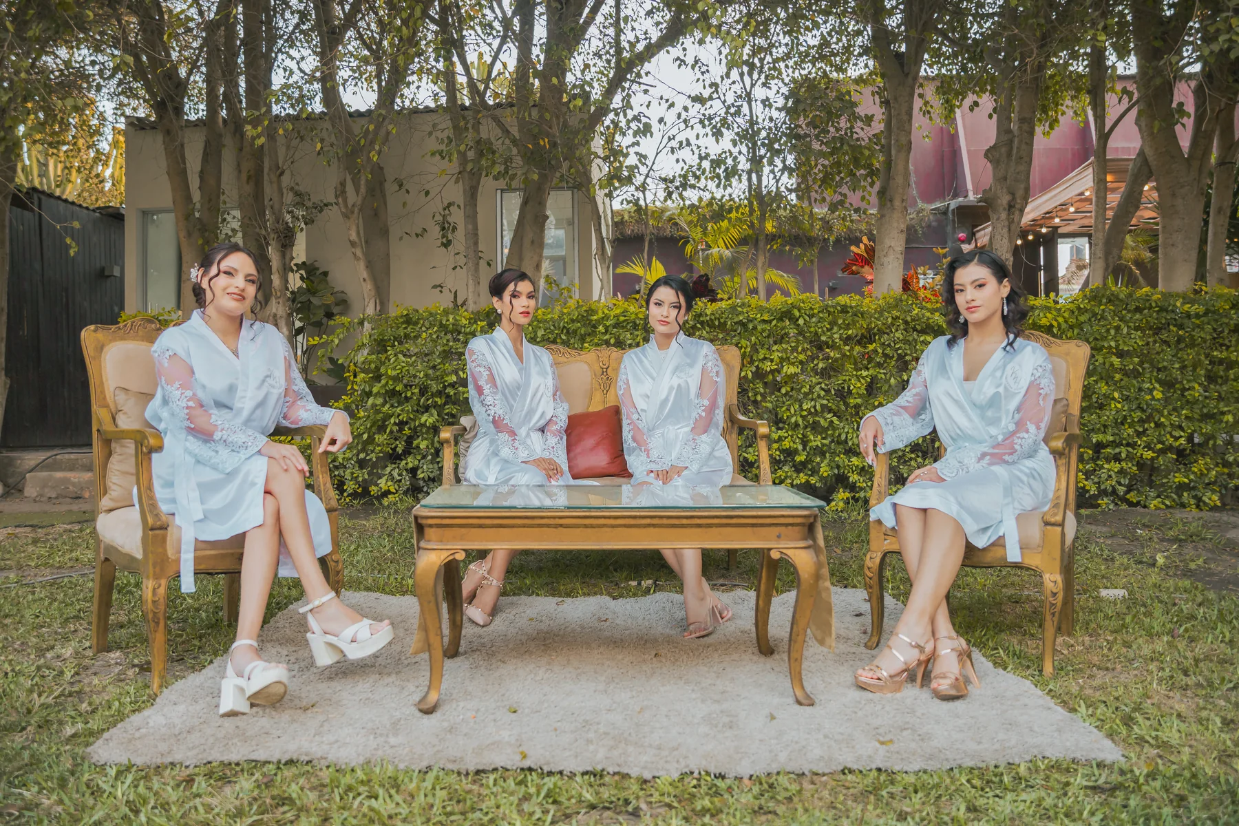 Novia y acompañantes reunidas en un jardín antes de la boda