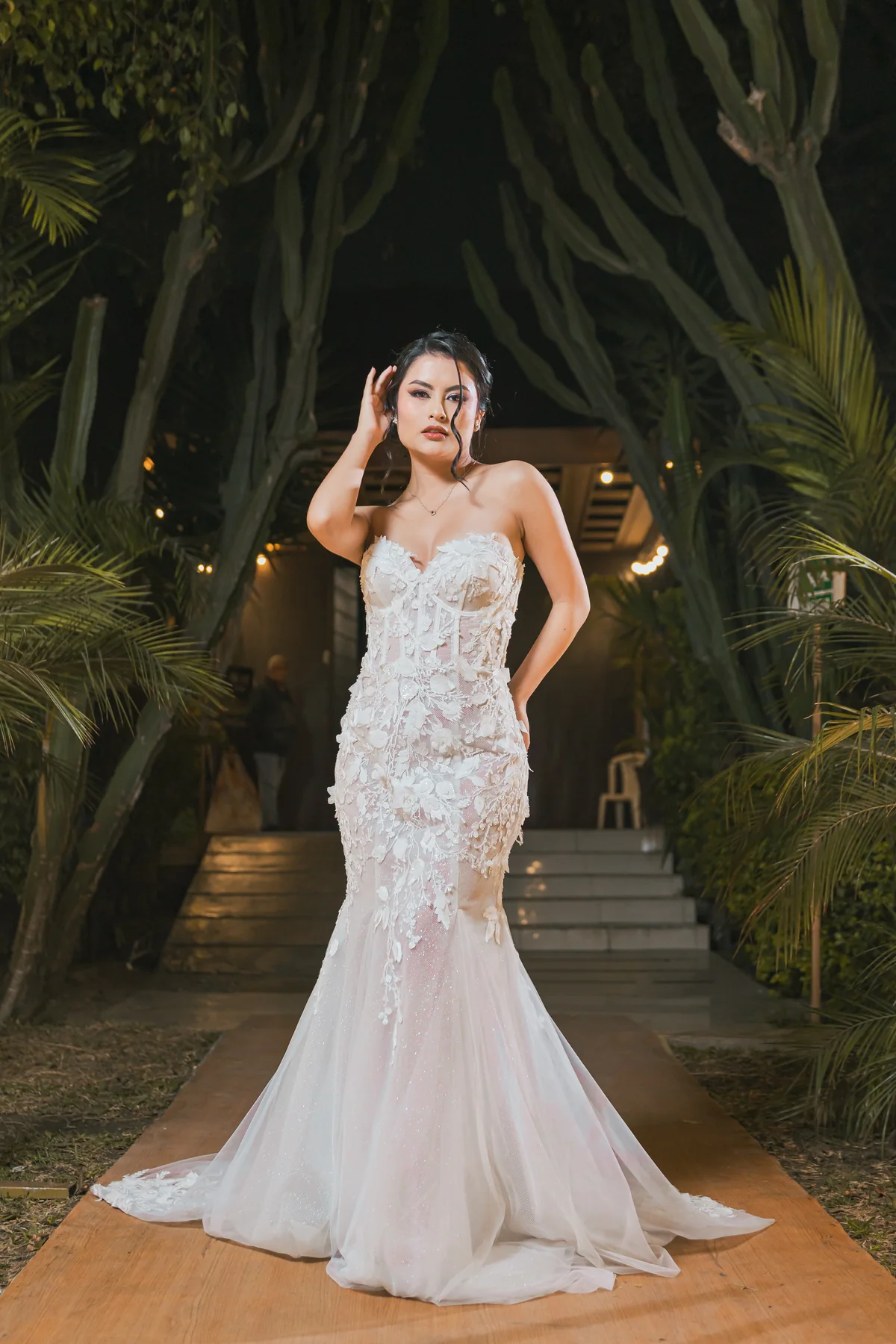 Novia de cuerpo entero con vestido de encaje sobre una pasarela