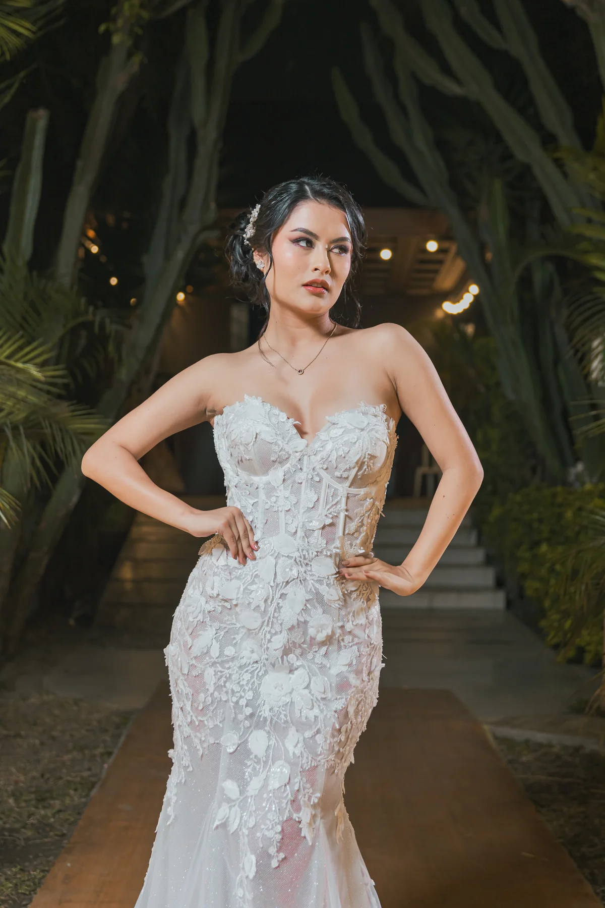 Retrato de la novia con vestido de encaje junto a los árboles