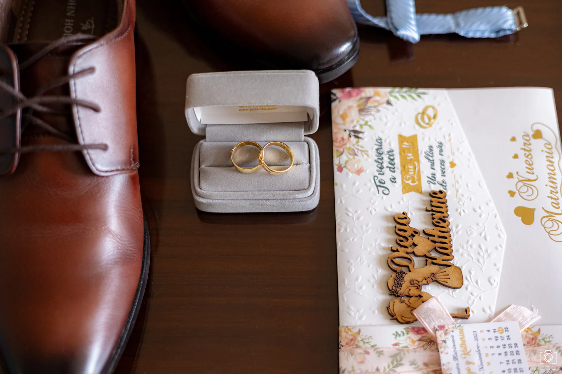 Zapatos, alianzas y accesorios dispuestos para la boda