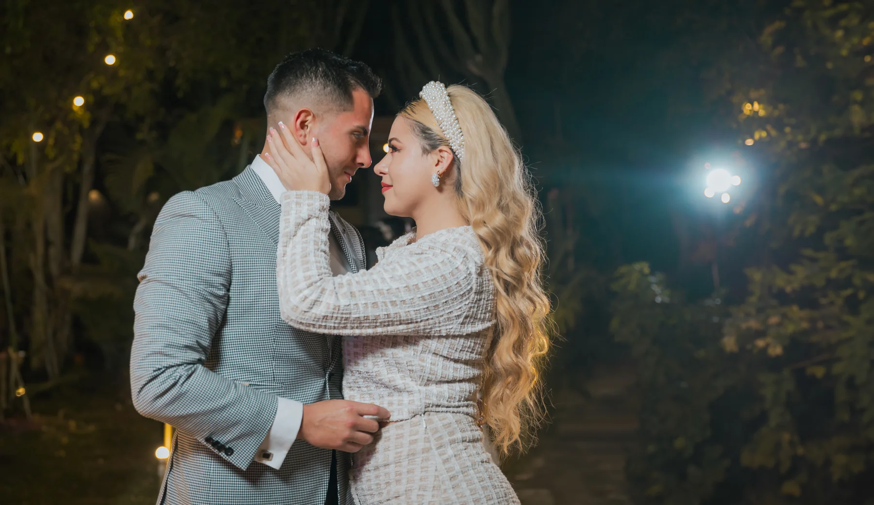 Pareja de novios acercando sus rostros durante un retrato nocturno