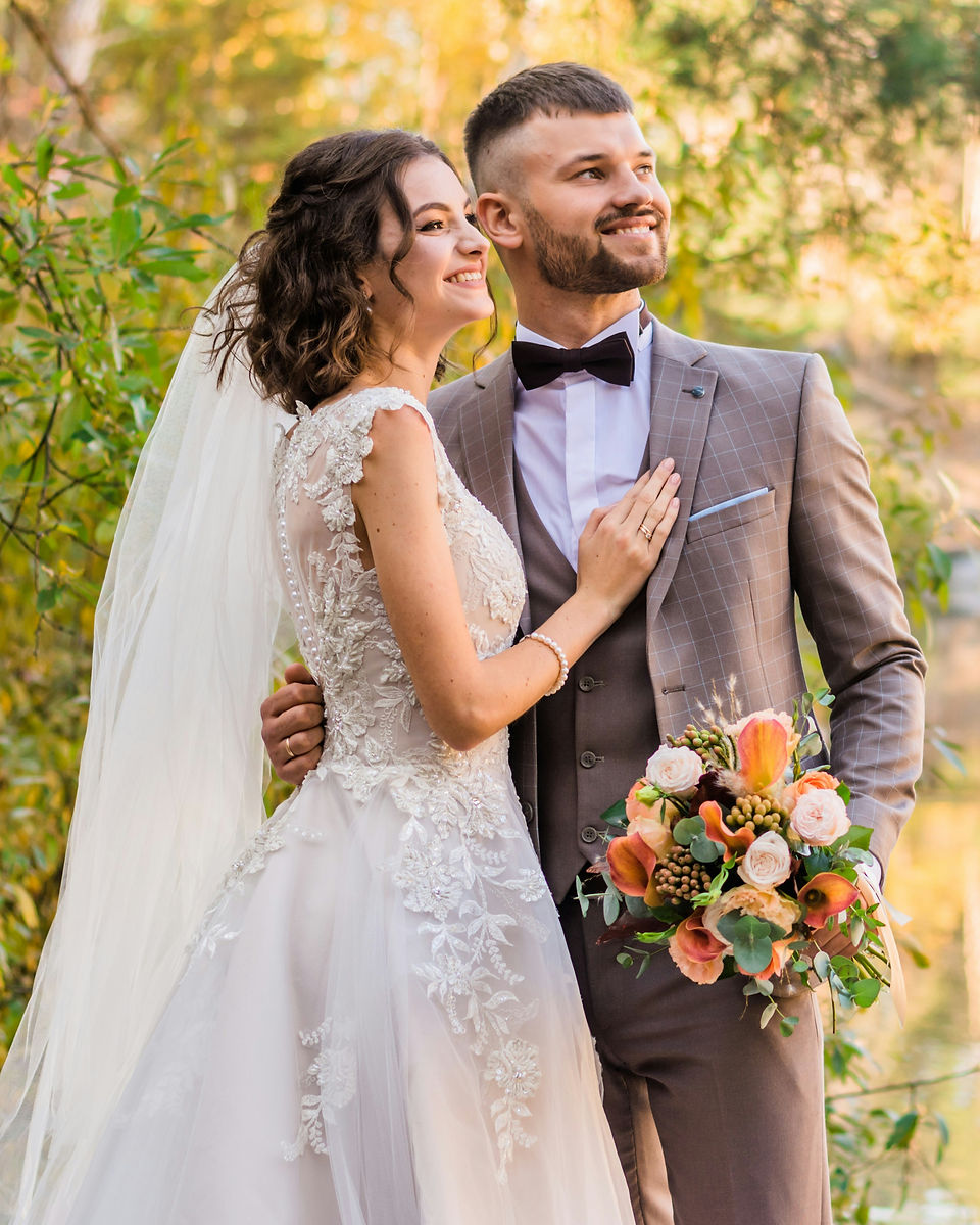 Pareja de novios en exterior para el paquete Esencia