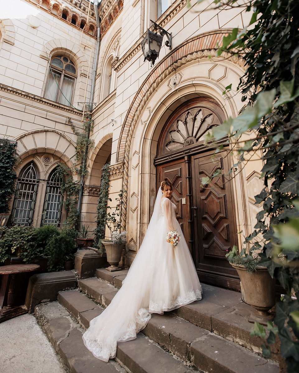Novia frente a una entrada arquitectónica para el paquete Legado