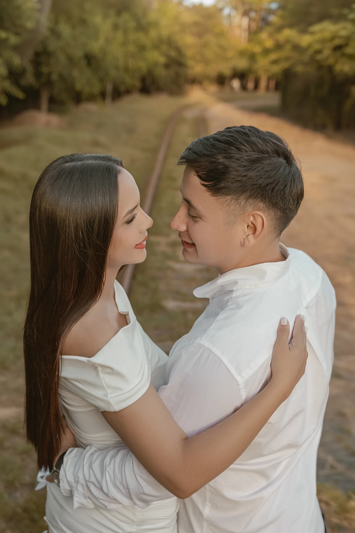 Retrato cercano de la pareja mirándose durante un abrazo