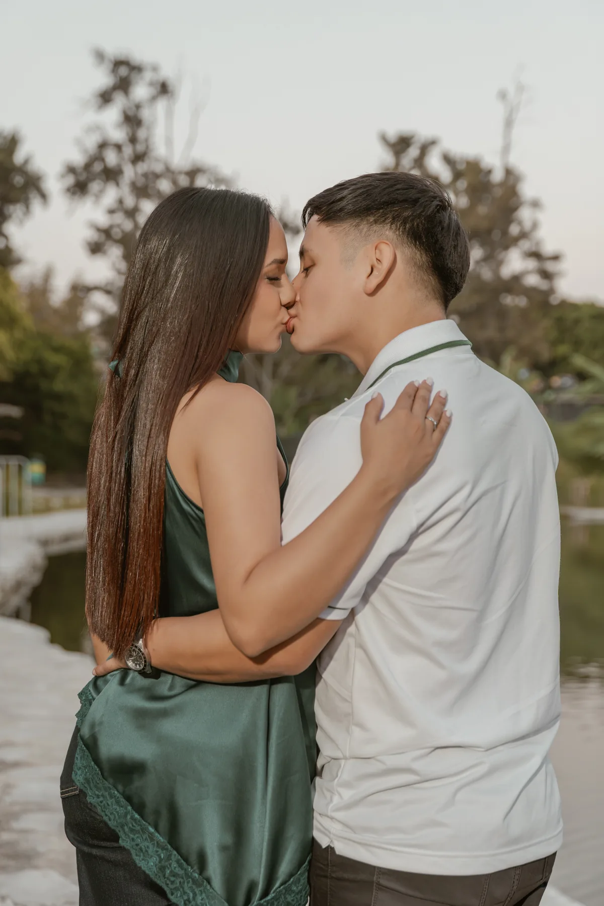 Primer plano de un beso de la pareja junto al agua