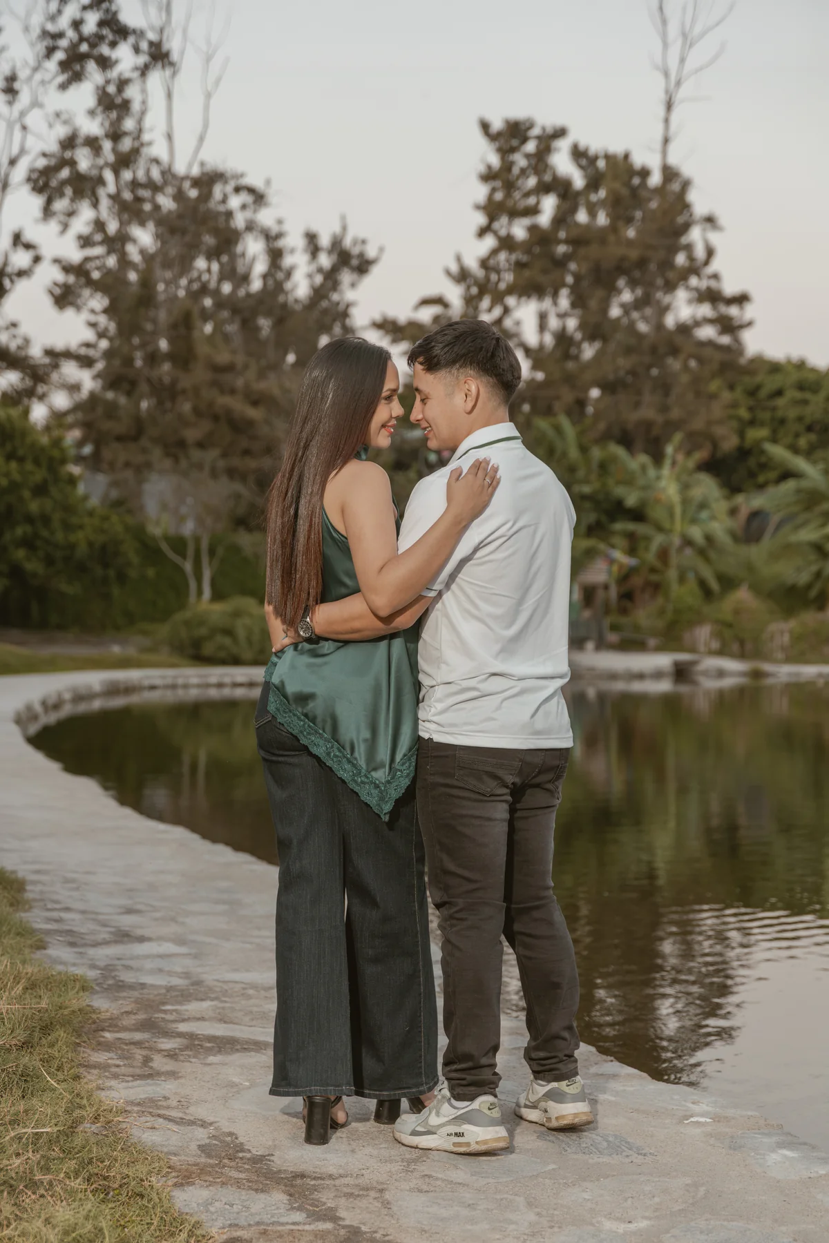 Pareja abrazada junto al agua durante su sesión preboda